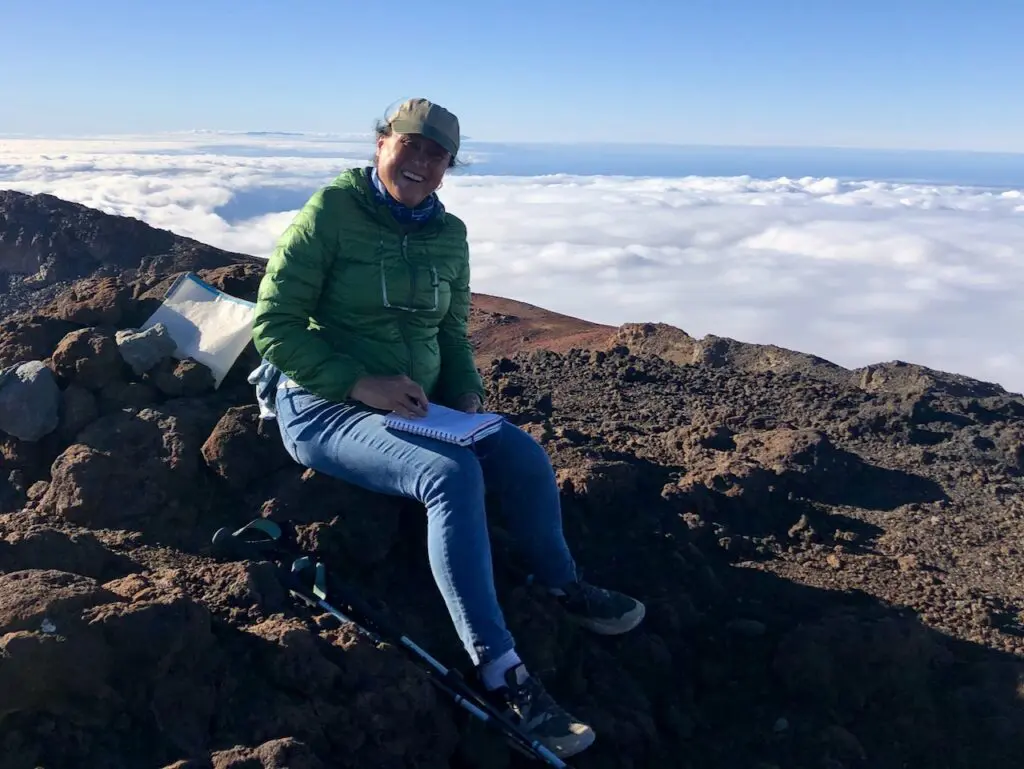 Richina schrijft op de Pico Viejo naast de Teide op Tenerife